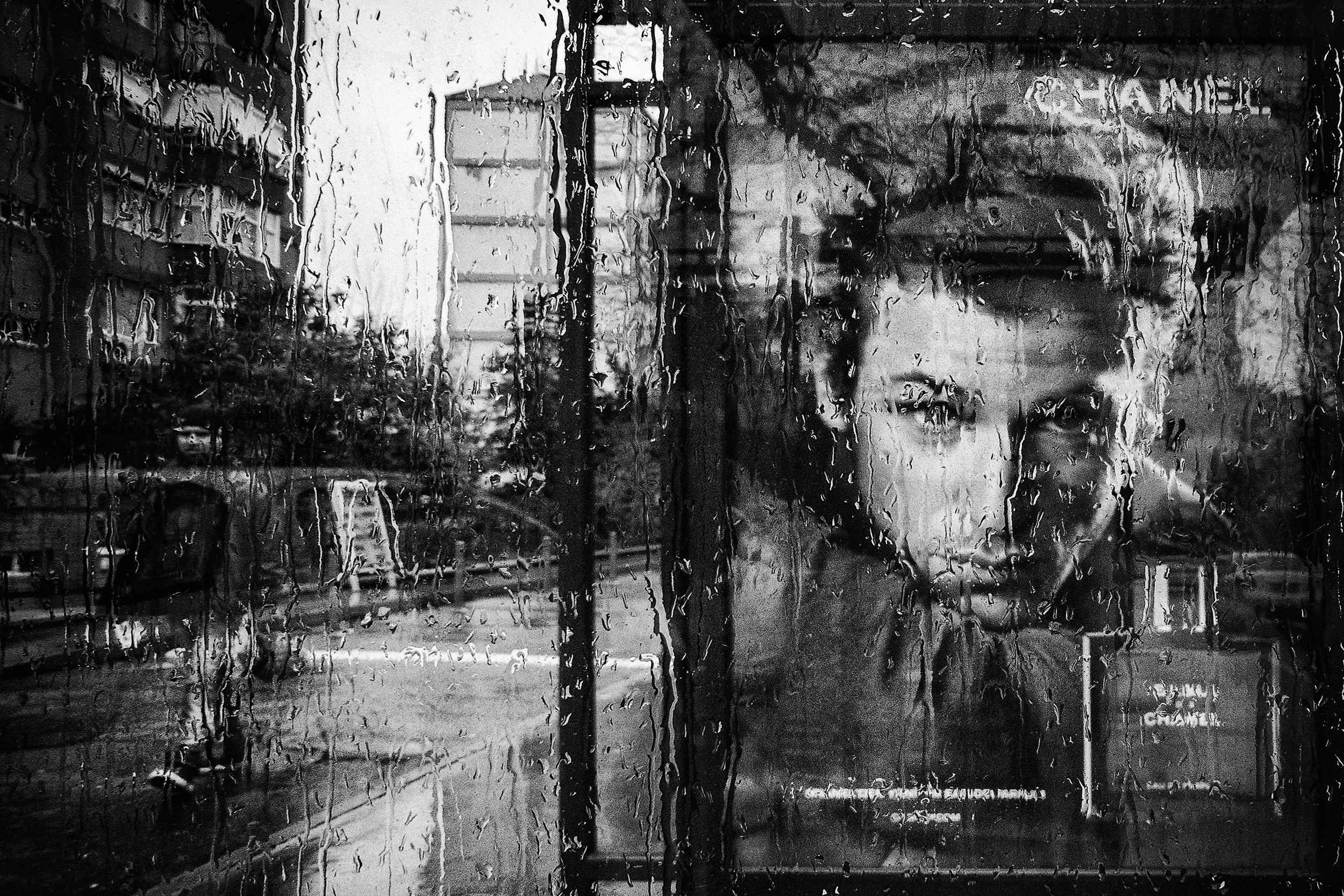 Rain wallpaper. Фон дождь. Город под дождем. Дождь футаж. Человек под дождем.