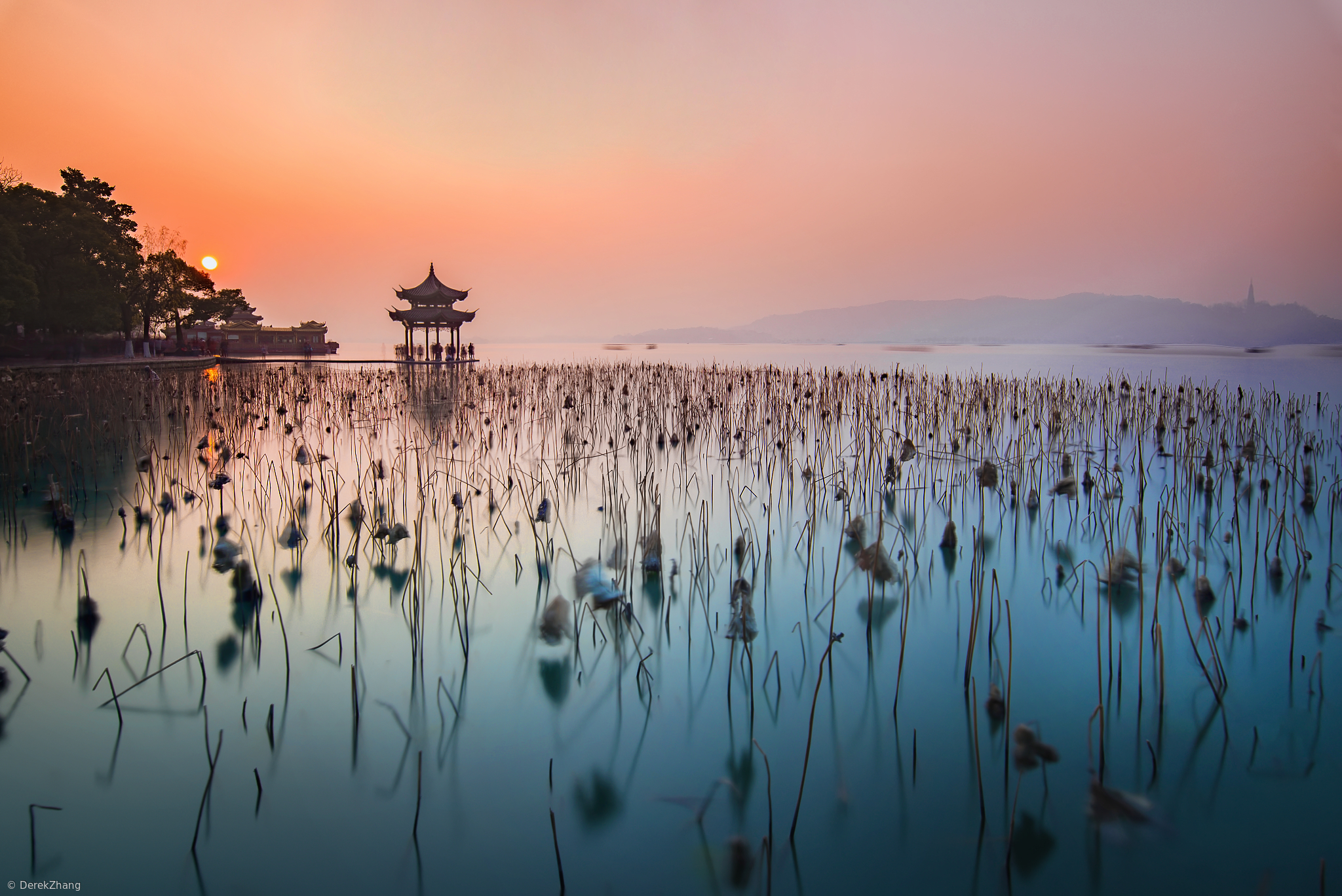 Озеро азии 4. Деревня Сяотунь Китай. Озеро Хунцзэху Китай. Лотосовые озера Китая. Лотосовый пруд Корея.