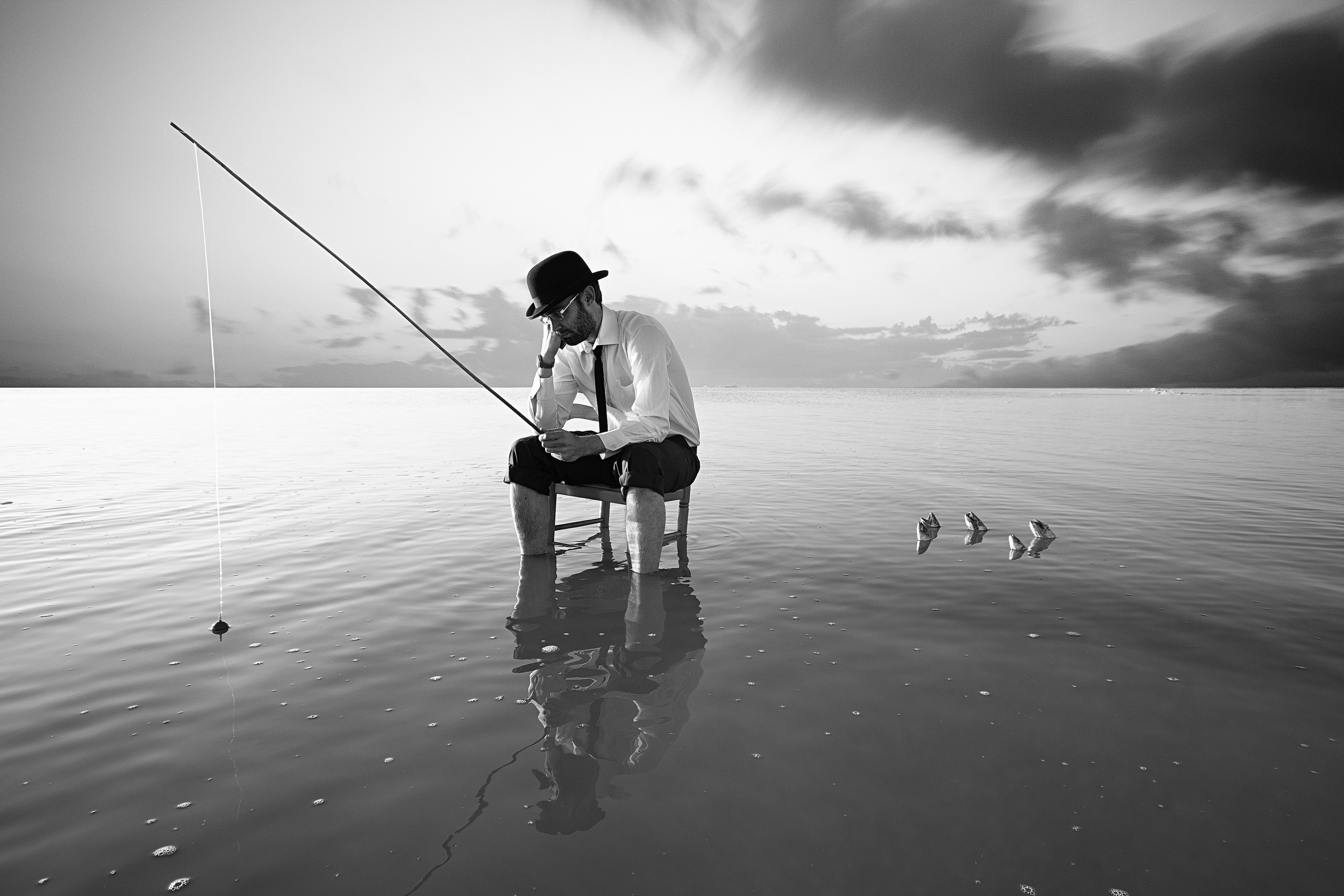 Берег лове. Парень с удочкой. Человек рыбачит. Рыбак на берегу. Рыбак с удочкой.