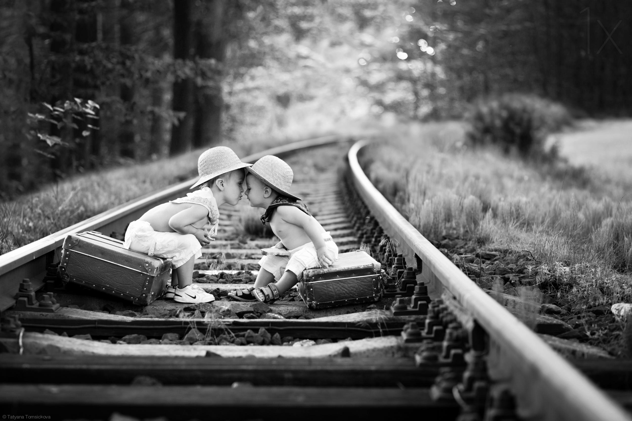 Люди в жизни как поезда. Железная дорога для детей. Фотосессия на железной дороге. Фотосессия на рельсах. Фотосессия на железнодорожных путях.