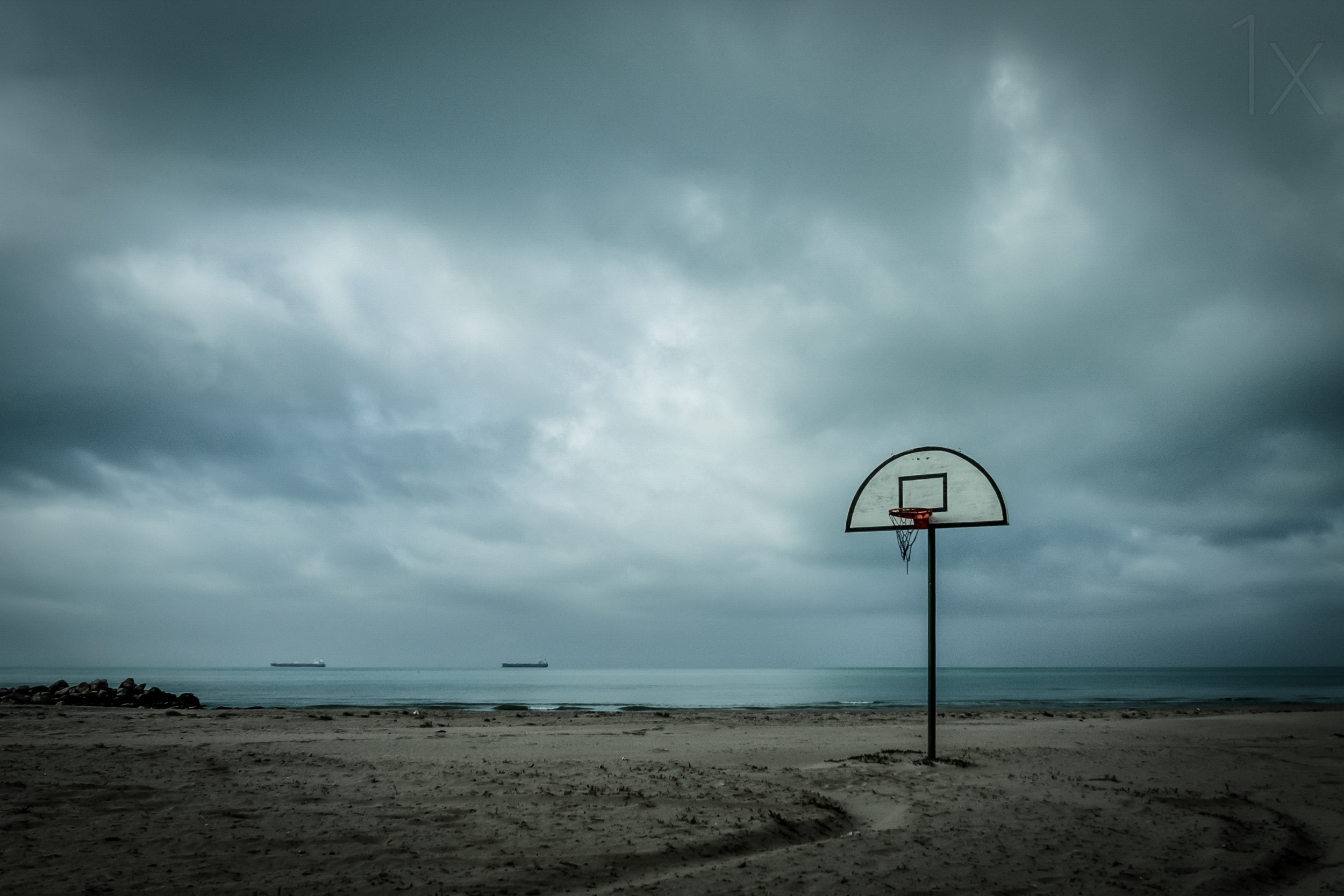 Выйди на заставку телефона. Баскетбольная площадка Лос Анджелес. Венис Бич баскетбольный корт. Баскетбольная площадка на берегу моря. Баскетбольная площадка фон.