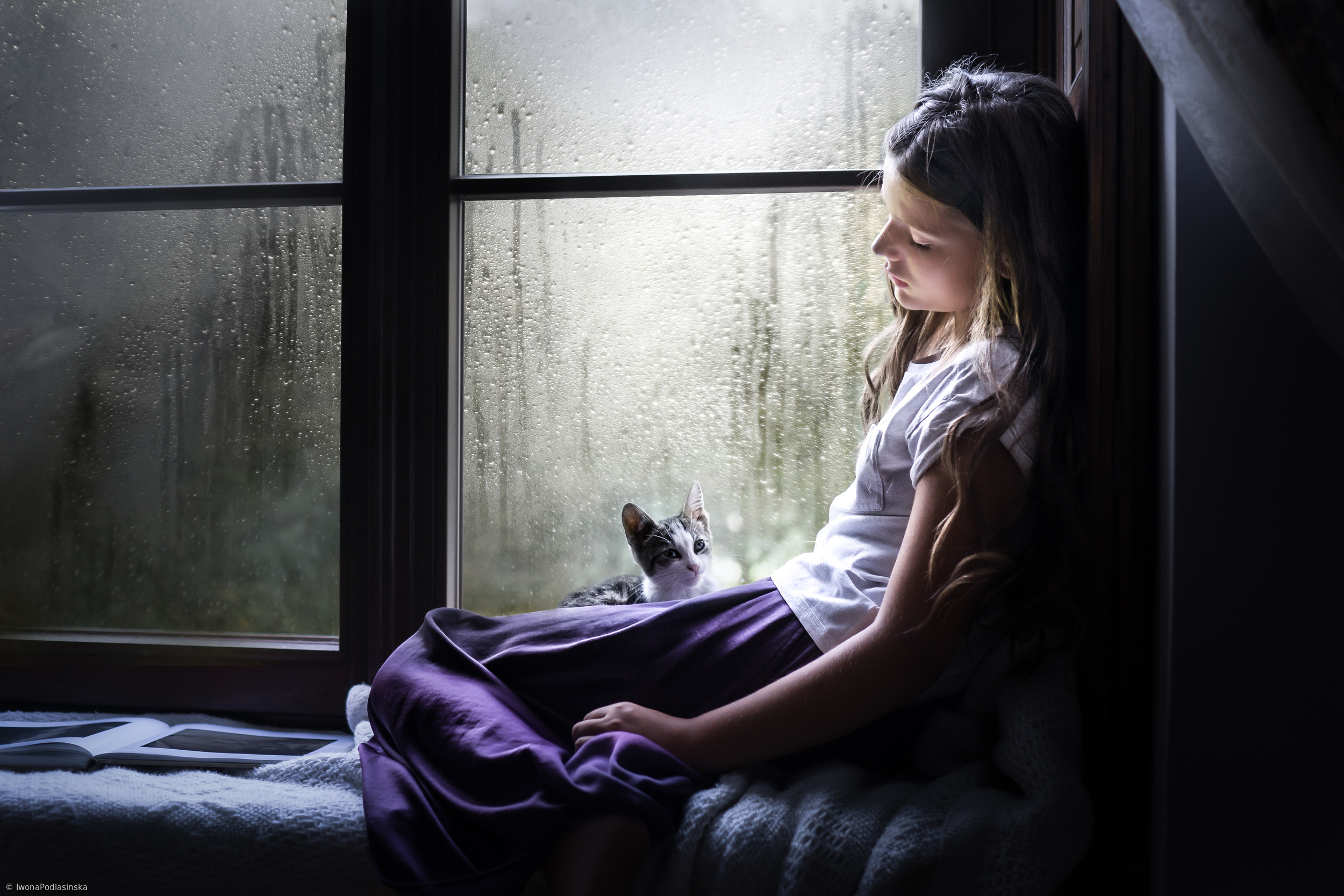 Поздно вечером молодая. Девочка на подоконнике. Девушка у окна. Фотосессия у окна. Девочка грустит.