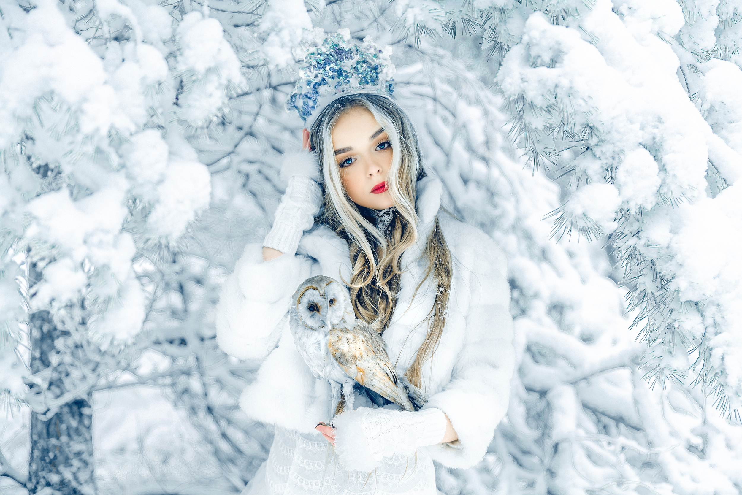 Девушка под снегом. Девушка в снегу. Снежная девушка. Девушка зима снег. Красивая девушка зима.