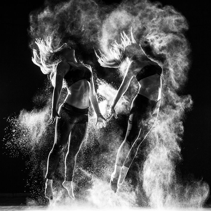 Песня танцуешь как дым тудым сюдым. Танцы в дыму. Фотосессия с мукой. Девушка танцует в дыму. Девушка танцует в муке.