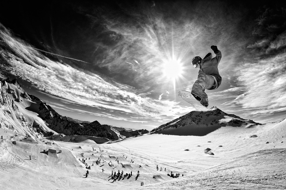 Mountain boarding. Горы сноуборд картина длинная.