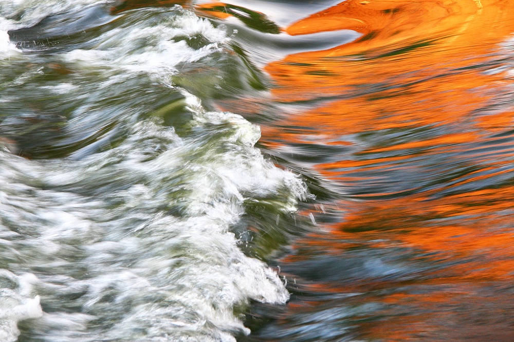 Постоянный поток воды. Поток воды. Стремительный поток. Поток картинки. Вода абстракция.